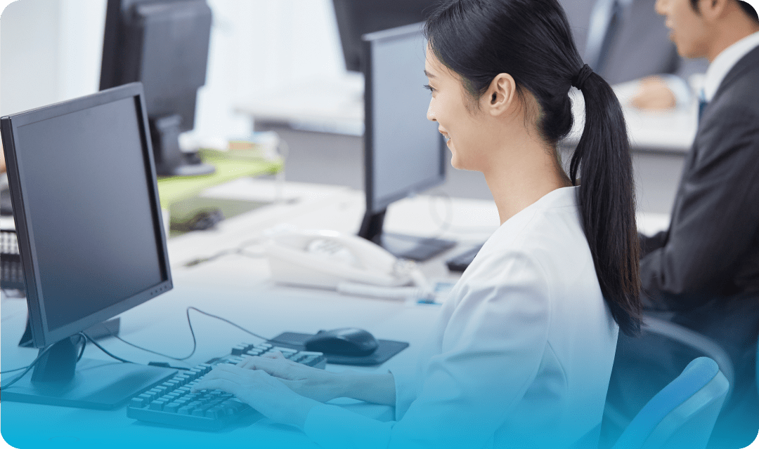 エンジニアとして働く様子