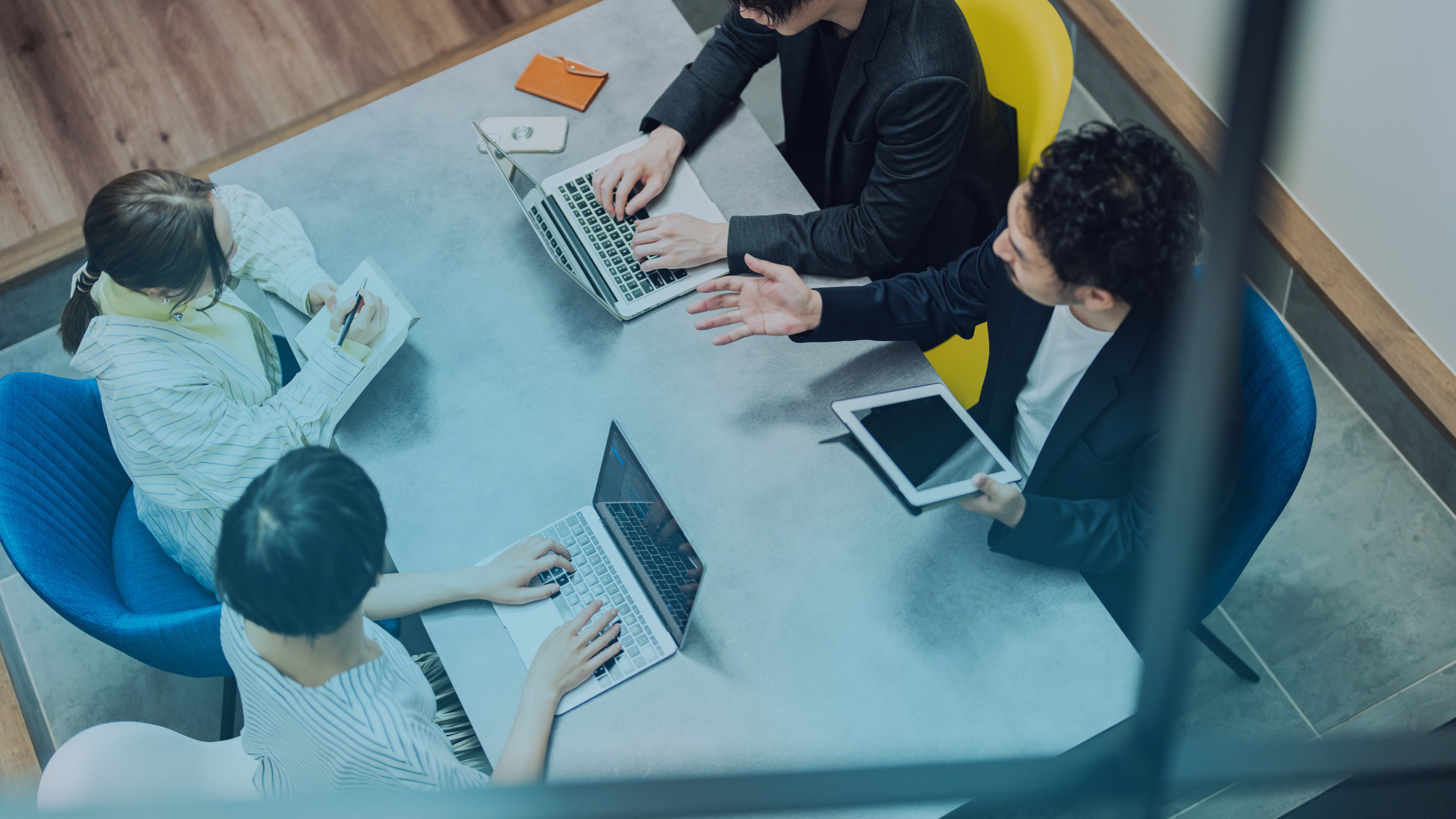 オフィスで打ち合わせをするエンジニアの様子