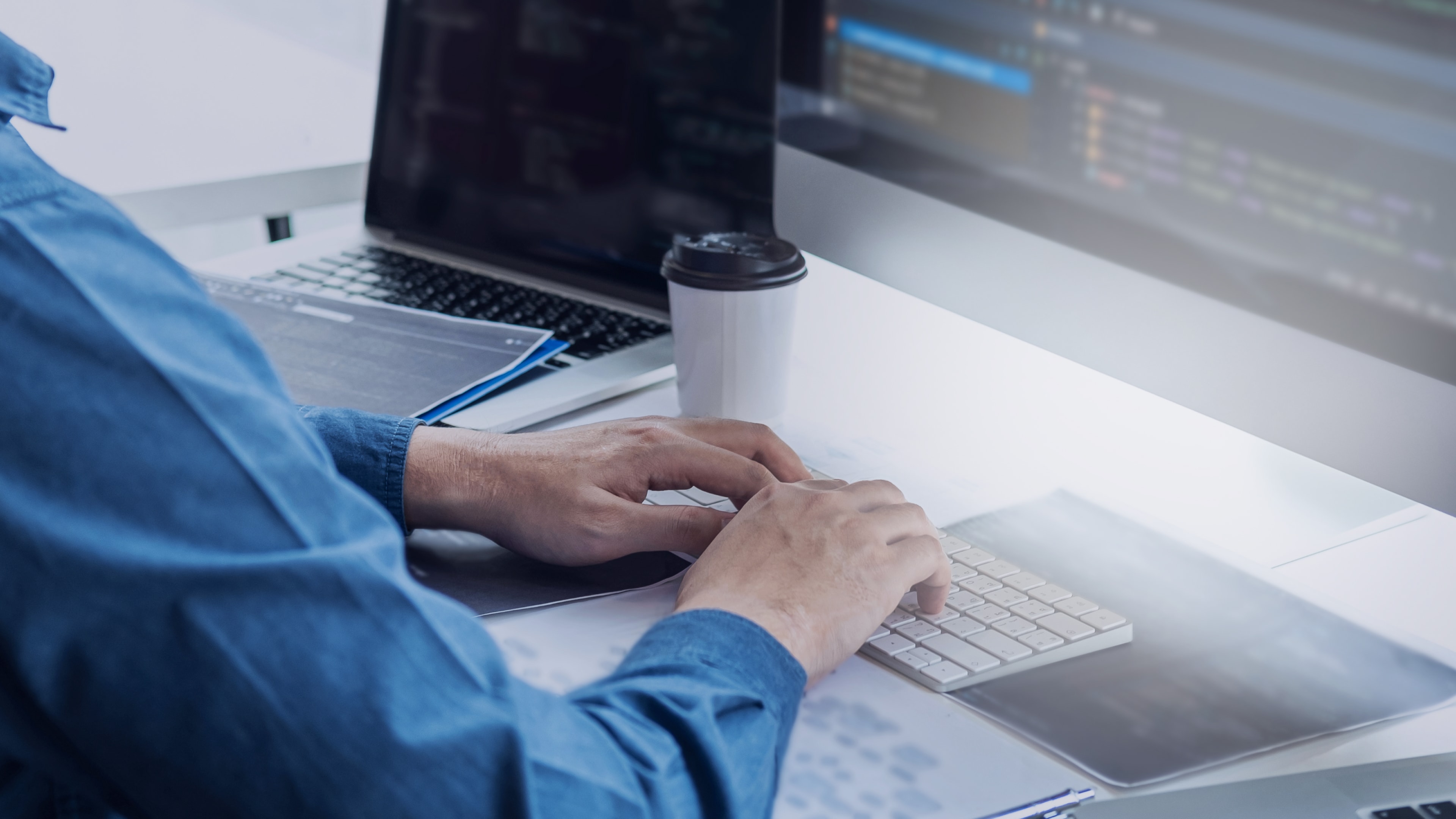 集中して開発業務に取り組むエンジニア