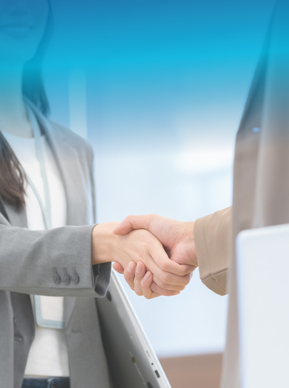 社員が握手をする様子